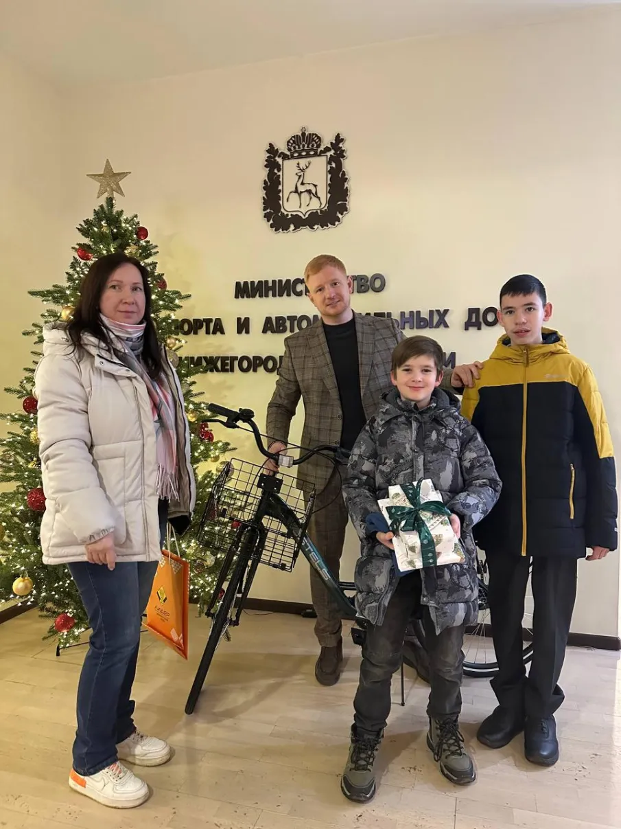 Министр транспорта Павел Саватеев принял участие в акции "Ёлка желаний"